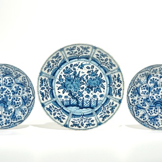 Trois plats en faïence de Delft bleu et blanc à décor chinoiserie, 17/18ème