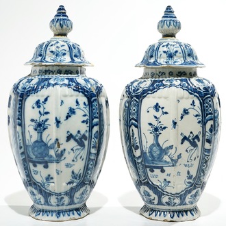 Une paire de vases couvers en faïence de Delft bleu et blanc, 18ème
