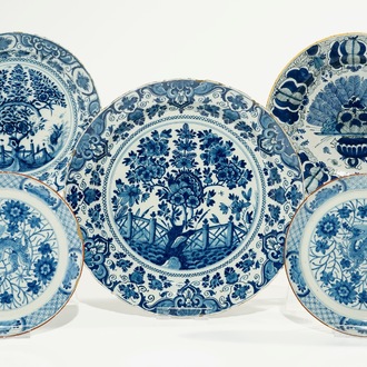 Vijf blauwwitte Delftse borden met draken, theebomen en een pauwstaart, 17/18e eeuw