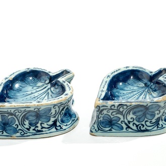 Une paire de salerons en forme de coeur en faïence de Delft bleu et blanc, 17/18ème