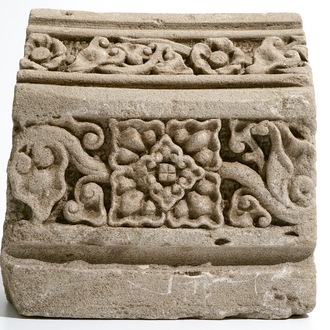 Un fragment d'une arche romane en pierre sculptée, France, 12/13ème