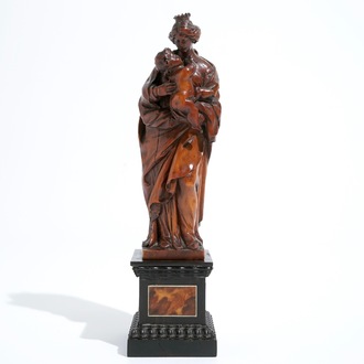 Une Vierge à l'Enfant en buis sculpté sur socle en écaille de tortue, 17ème