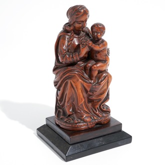 Une Vierge à l'Enfant en buis sculpté, 17ème