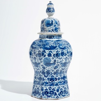 Un grand vase couvert en faïence de Delft bleu et blanc, 18ème