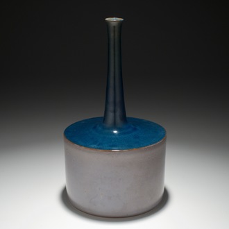 Een modernistische flesvormige vaas in grijs en blauw, Perignem, 2e helft 20e eeuw