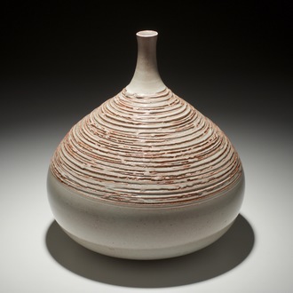 Een modernistische vaas met gekrast decor in crème-wit glazuur, Perignem, 2e helft 20e eeuw