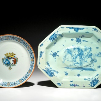 Une assiette polychrome armoriée et un plat octagonal en bleu et blanc, Savone, Italie, 18ème