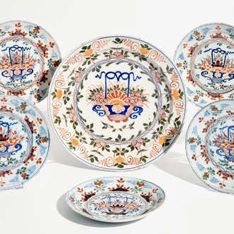 Cinq assiettes et un plat en faïence de Delft polychrome aux paniers fleuris, 18ème