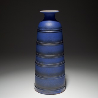 Een modernistische conische vaas met ringen in mat blauw glazuur, Perignem, 2e helft 20e eeuw