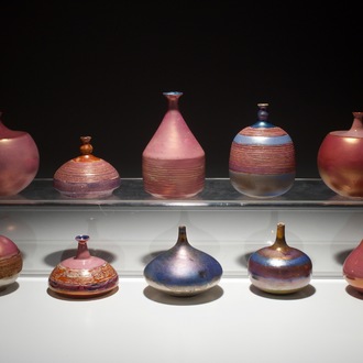 Tien modernistische vaasjes met diverse roze en blauwe glazuren, Perignem en Amphora, 2e helft 20e eeuw