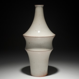 Een modernistische conische vaas met uitsparingen in crème-wit glazuur, Perignem, 2e helft 20e eeuw