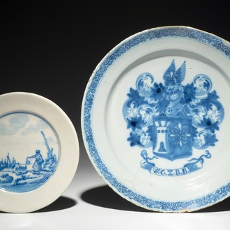 Un plat armorié daté 1683 en faïence de Delft bleu et blanc et une assiette au paysage, 17ème