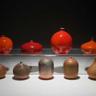 Negen modernistische vaasjes met diverse rode en bruine glazuren, Perignem en Amphora, 2e helft 20e eeuw