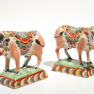 Une paire de vaches sur bases rectangulaires en faïence de Delft petit feu, 18ème