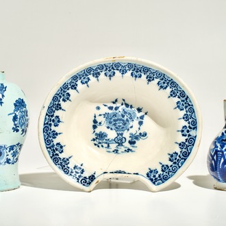 Een blauwwitte scheerkom, een chinoiserie vaas en een kannetje, Nevers en Moustiers, Frankrijk, 17/18e eeuw
