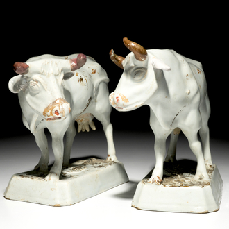 Une paire de vaches sur bases rectangulaires en faïence blanche de Delft à peinture froide, 18ème