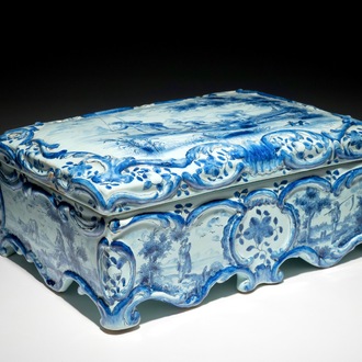 Une boîte couverte de forme rectangulaire en faïence de Delft bleu et blanc, 19ème