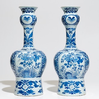 Une paire de grands vases en faïence de Delft bleu et blanc à décor chinoiserie, 1ère moitié du 18ème