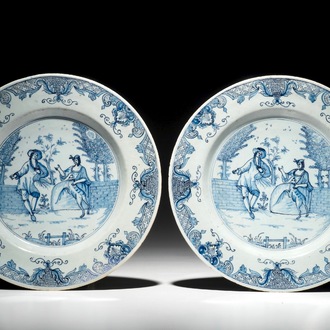 Une paire d'assiettes en faïence de Delft bleu et blanc aux scènes galantes, 18ème