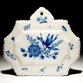 Une plaque en faïence de Delft bleu et blanc à décor floral, 18ème