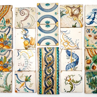 Een grote collectie Spaanse groot-formaat tegels, 18/19e eeuw