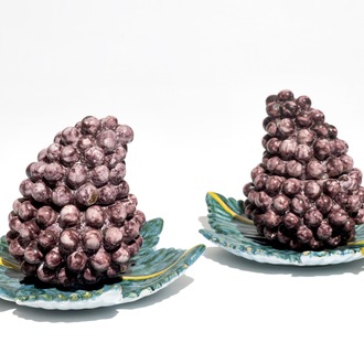 Une paire de terrines en forme de raisins en faïence polychrome de Delft, 18ème