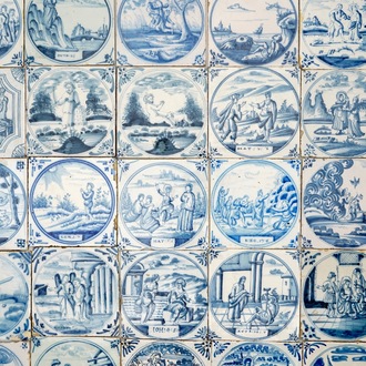 Un ensemble de 49 carreaux en faïence de Delft bleu et blanc aux sujets religieux, 18/19ème