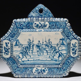 Une plaque en faïence de Delft bleu et blanc à décor de cavaliers, 18ème