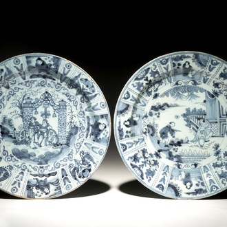 Deux plats en faïence de Delft bleu et blanc aux décors chinoiserie de personnages, 2ème moitié du 17ème