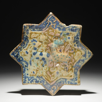 Un carreau islamique en forme d'étoile à décor en relief, Kashan, Iran, 13ème