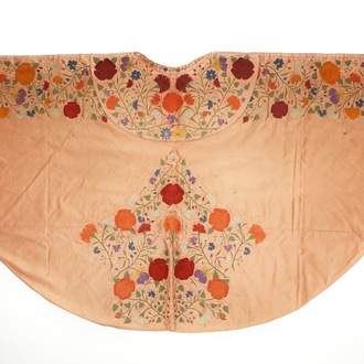 Een zalmkleurige zijden matador cape met floraal decor, Spanje, 1e helft 20e eeuw