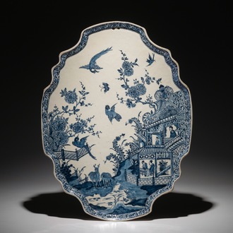 Une grande plaque en faïence de Delft bleu et blanc à décor chinoiserie, 18ème