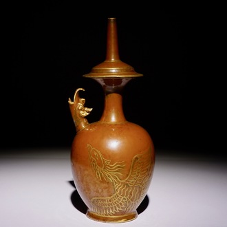 Un kundika en porcelaine de Chine monochrome persimmon à décor doré applique, 18/19ème