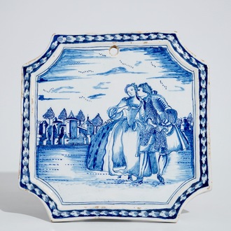 Een vierkante blauwwitte Delftse plaquette met pastoraal decor, midden 18e eeuw