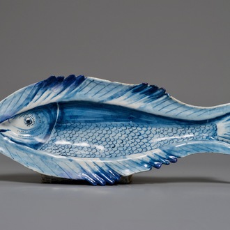 A Dutch Delft blue and white tripod herring plate, 18th C.