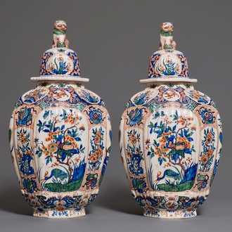 Une paire de grands vases couverts en faïence dans le style de Delft palette cachemire, France, 19ème