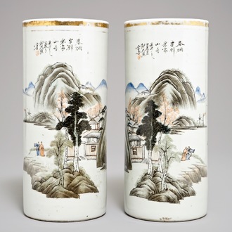 Une paire de portes-chapeaux en porcelaine de Chine aux paysages, 1ère moitié 20ème