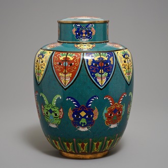 Een Chinese cloisonné dekselpot met taotie maskers, 19e eeuw