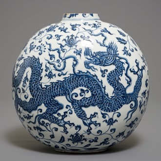 Un vase de forme bouteille en porcelaine de Chine bleu et blanc aux dragons, 19/20ème