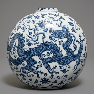 A Chinese blue and white bottle vase with dragons, 19/20th C.