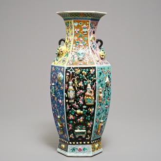 Een hexagonale Chinese famille rose vaas met reliëfdecor van kostbaarheden, 19e eeuw