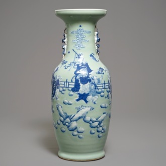 Een Chinese vaas met blauwwit decor op celadon fondkleur, 19e eeuw