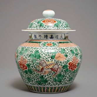 Un vase couvert en porcelaine de Chine wucai aux animaux mythiques, marque de Wanli, 19/20ème