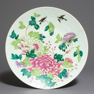 Een zeer grote Chinese famille rose schotel met bloemen en vogels, Guangxu merk en periode