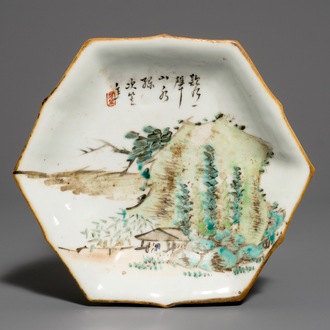 Une coupe sur piedouche en porcelaine de Chine qianjiang cai, signée Ci Li, 1ère moitié du 20ème