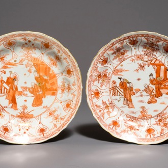 Une paire d'assiettes en porcelaine de Chine à décor en rouge de fer et doré, Kangxi