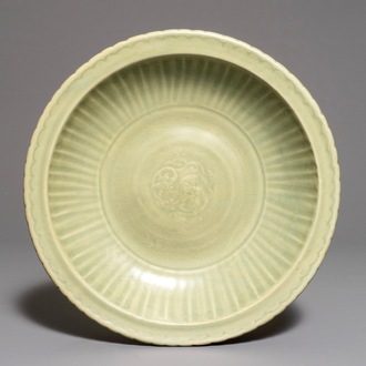 Een Chinese Longquan celadon schotel met onderglazuur draak, Ming