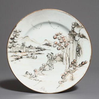 Een Chinees grisaille bord met decor van Europeanen op een oever, Qianlong