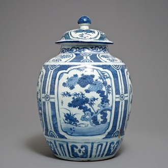 Un grand vase couvert de forme balustre en porcelaine de Chine bleu et blanc, Wanli