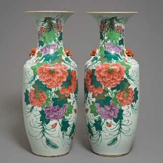 Une paire de vases en porcelaine de Chine famille rose à décor floral, 19/20ème